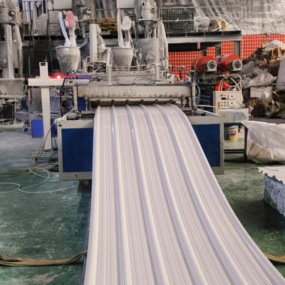 Putih 1130mm UPVC Lembar atap Lembar atap plastik Solusi isolasi termal yang disesuaikan untuk kebutuhan atap pusat komersial